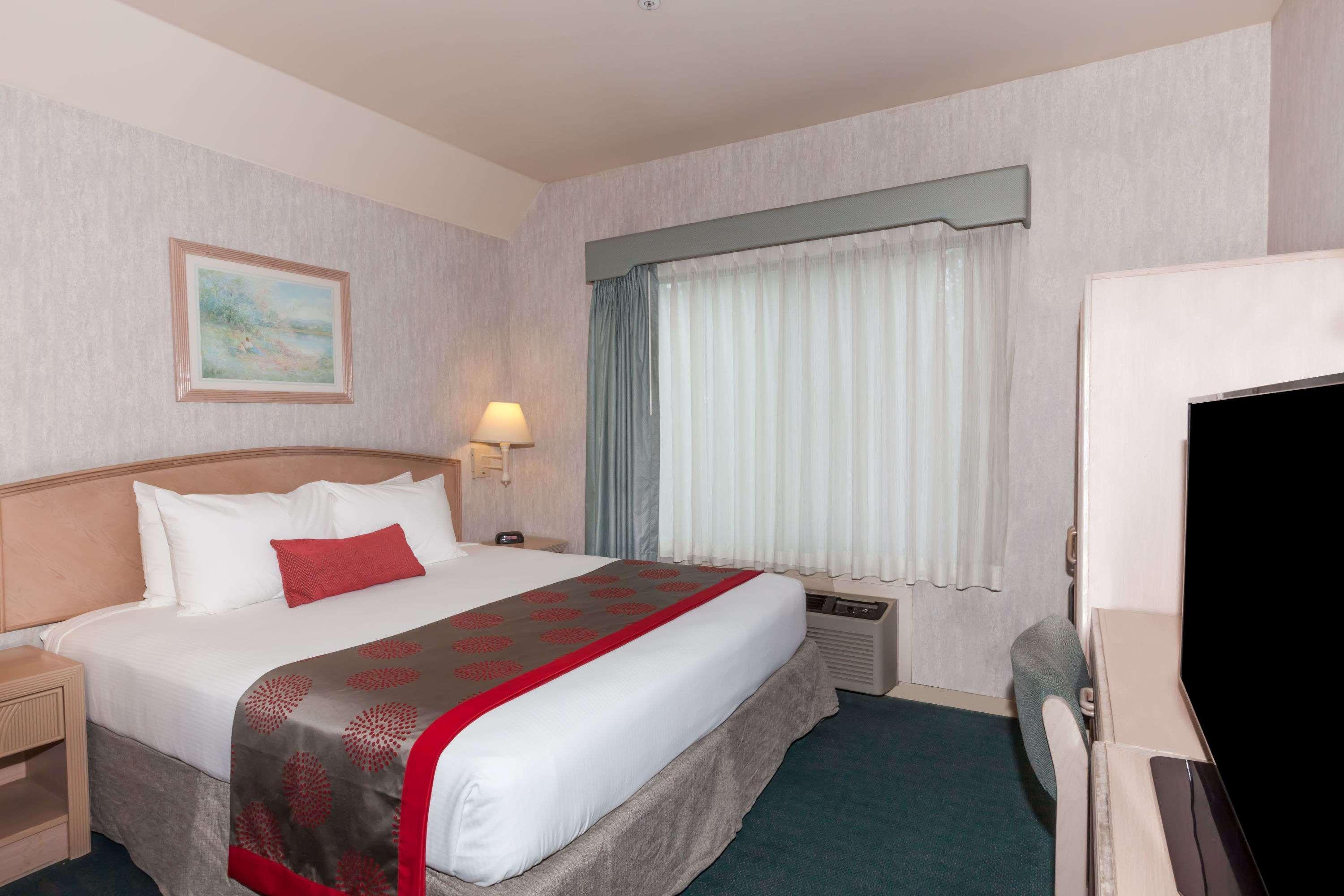 Ramada By Wyndham Bakersfield Hotel Exterior photo