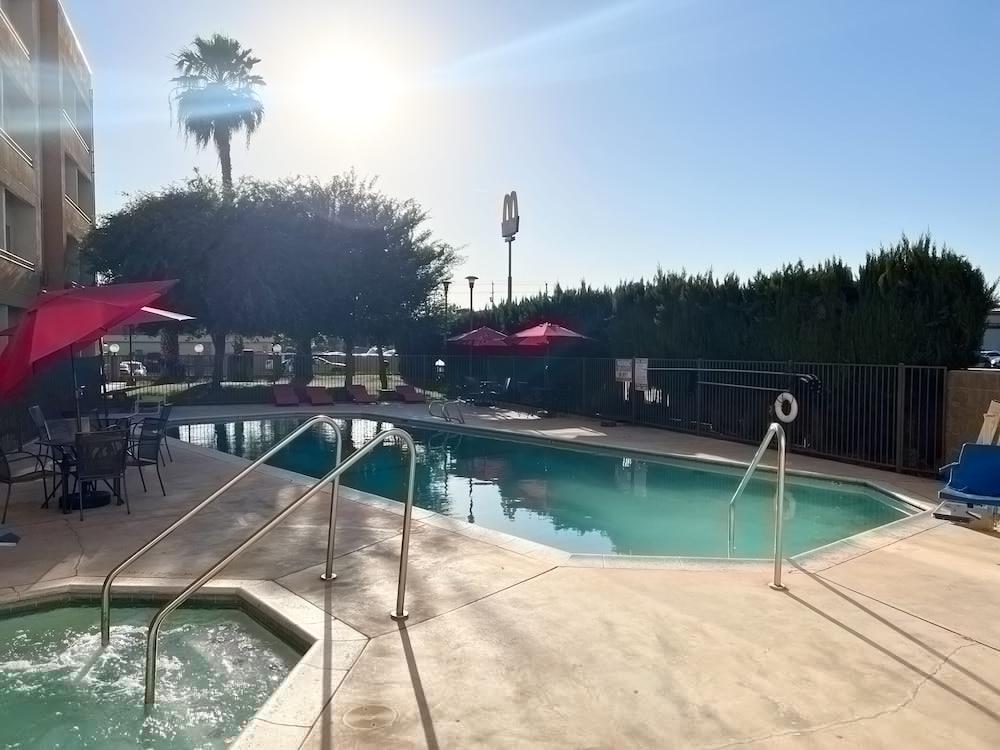 Ramada By Wyndham Bakersfield Hotel Exterior photo