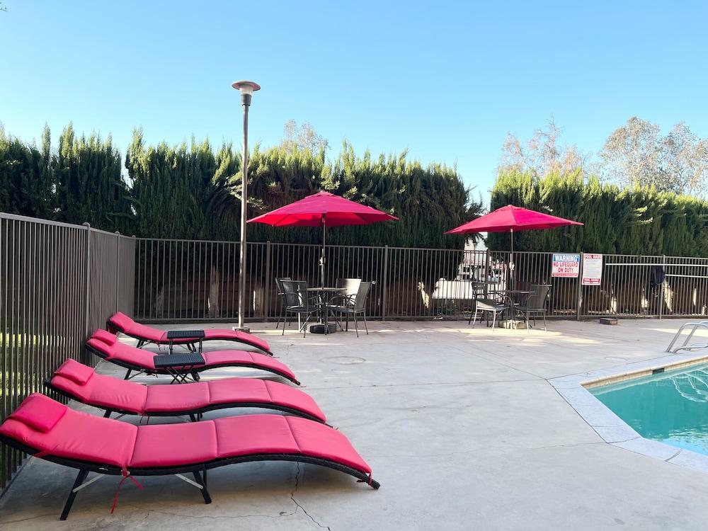 Ramada By Wyndham Bakersfield Hotel Exterior photo