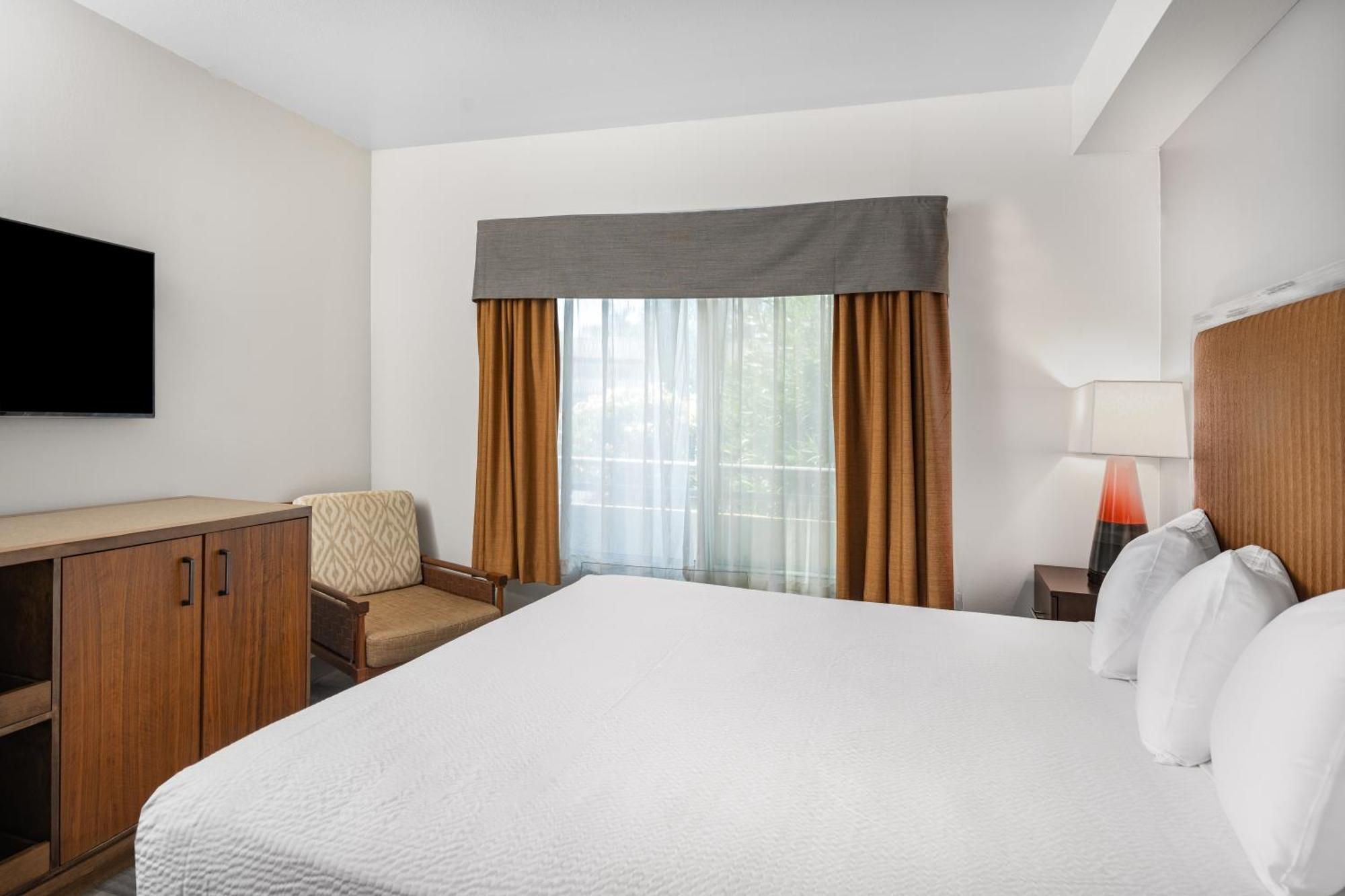 Ramada By Wyndham Bakersfield Hotel Exterior photo