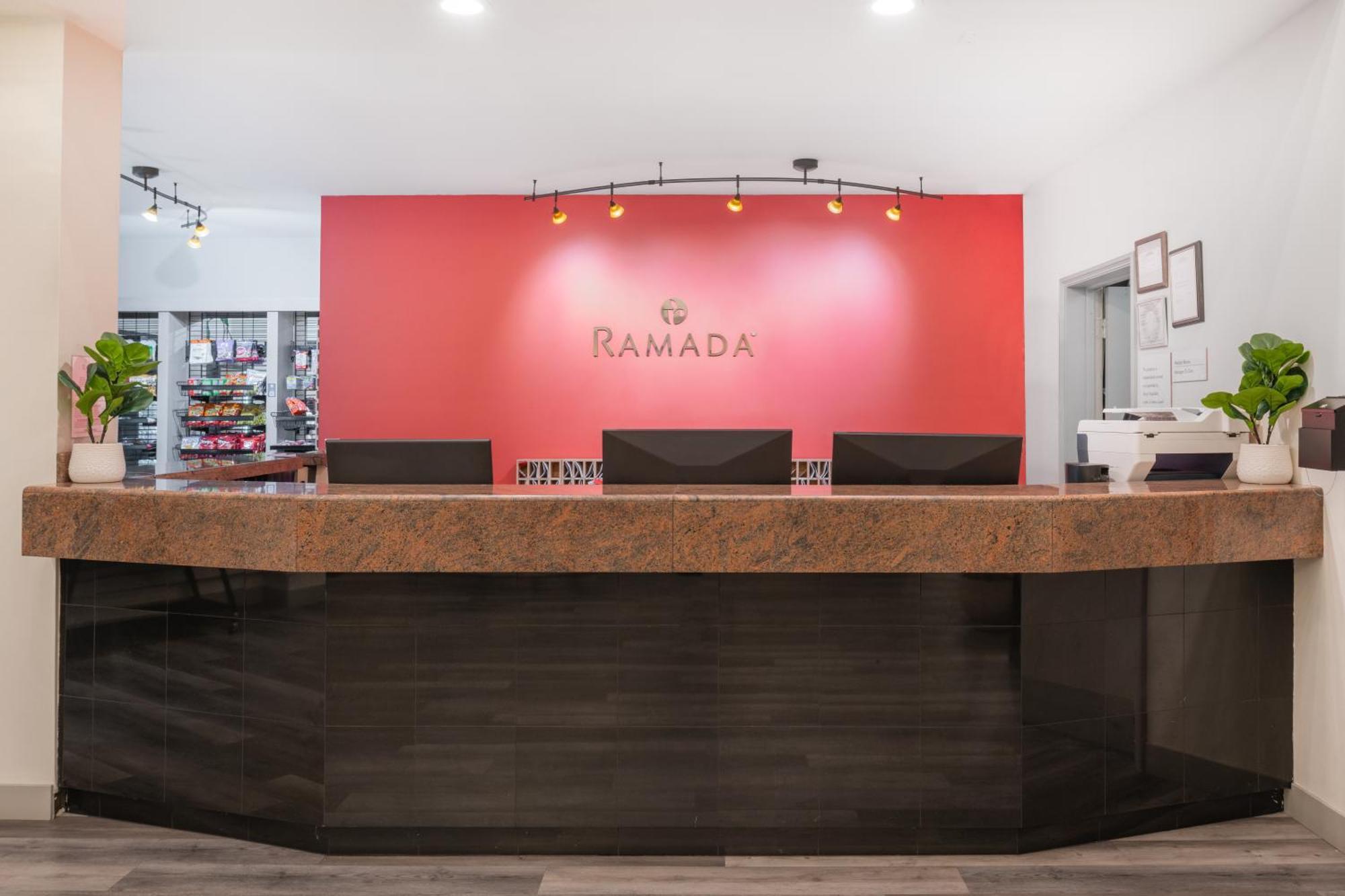 Ramada By Wyndham Bakersfield Hotel Exterior photo
