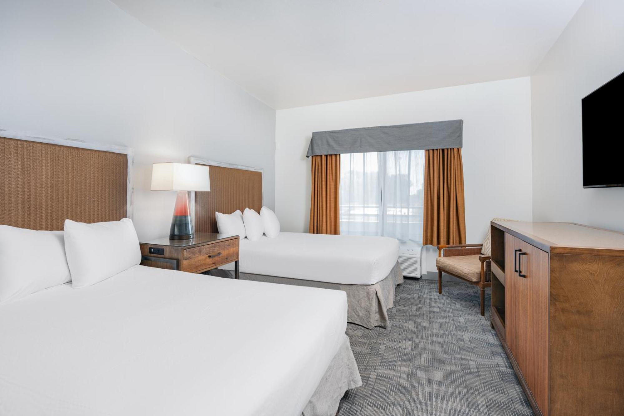 Ramada By Wyndham Bakersfield Hotel Exterior photo